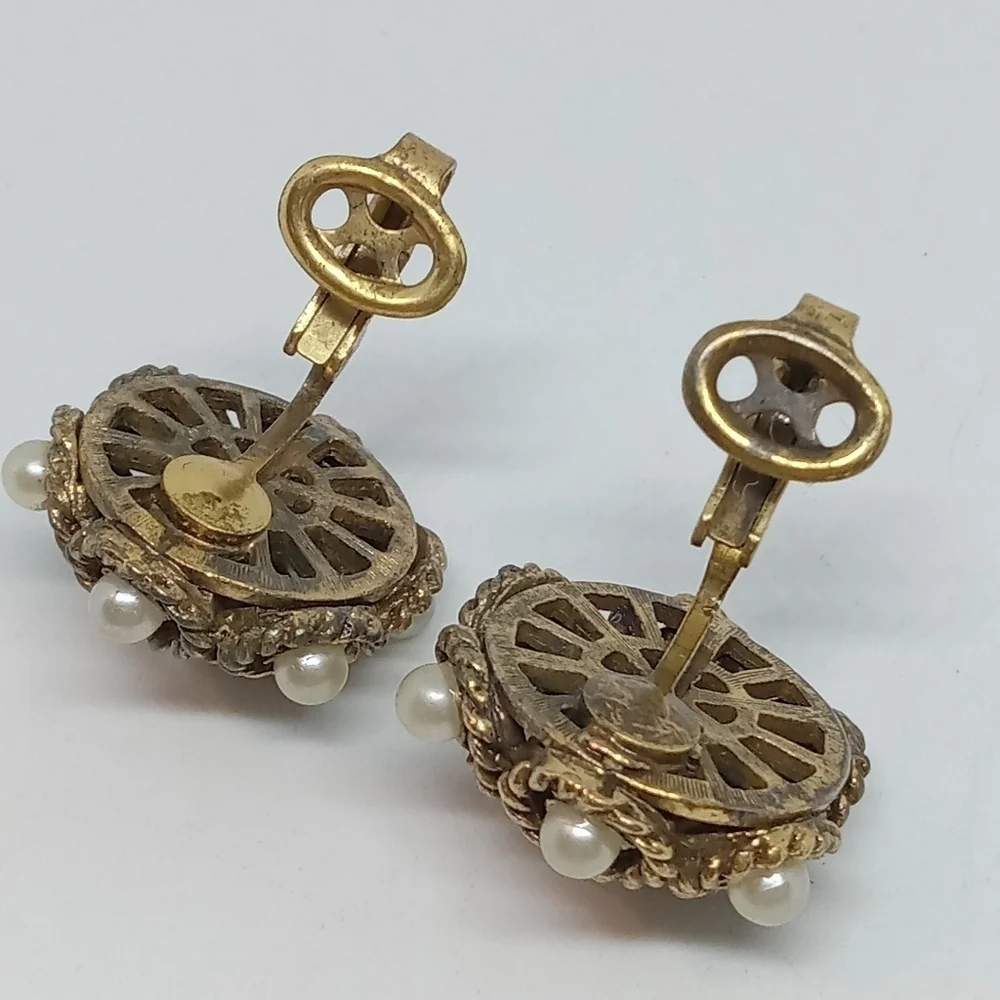 * vintage Crown Trifari early gold tone faux 7 pearl round clip on earrings